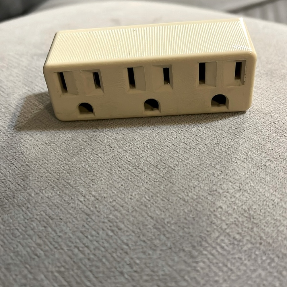 EUC - GE 3-Outlet Extender, Grounded Wall Tap